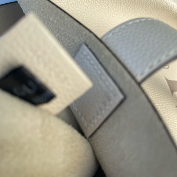 Gucci Logo Print Leather Tote Bag in White - Picture 11 of 12